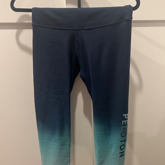 Peloton WITH Women’s Reversible Blue Ombré Capris leggings - MEDIUM - Picture 2 of 5